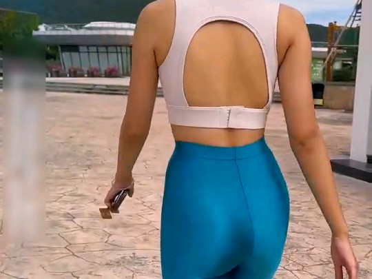 老妹皮裤一穿，身材哇塞。