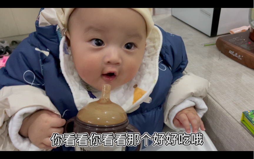 记7月宝宝初学饮，第一次使用吸管杯