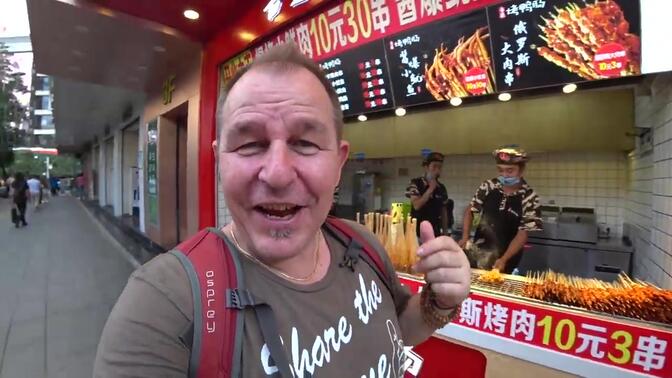 澳大利亚厨师在中国逛美食街，大快朵颐，买了电话卡店员没现金找，感叹中国无现金社会太超前