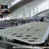 机场大屏展示广告利用LED不规则屏的组合，使图像在屏幕中无缝衔接外，还可以留有空间，让机场光线可以透进大厅。更让整个广告
