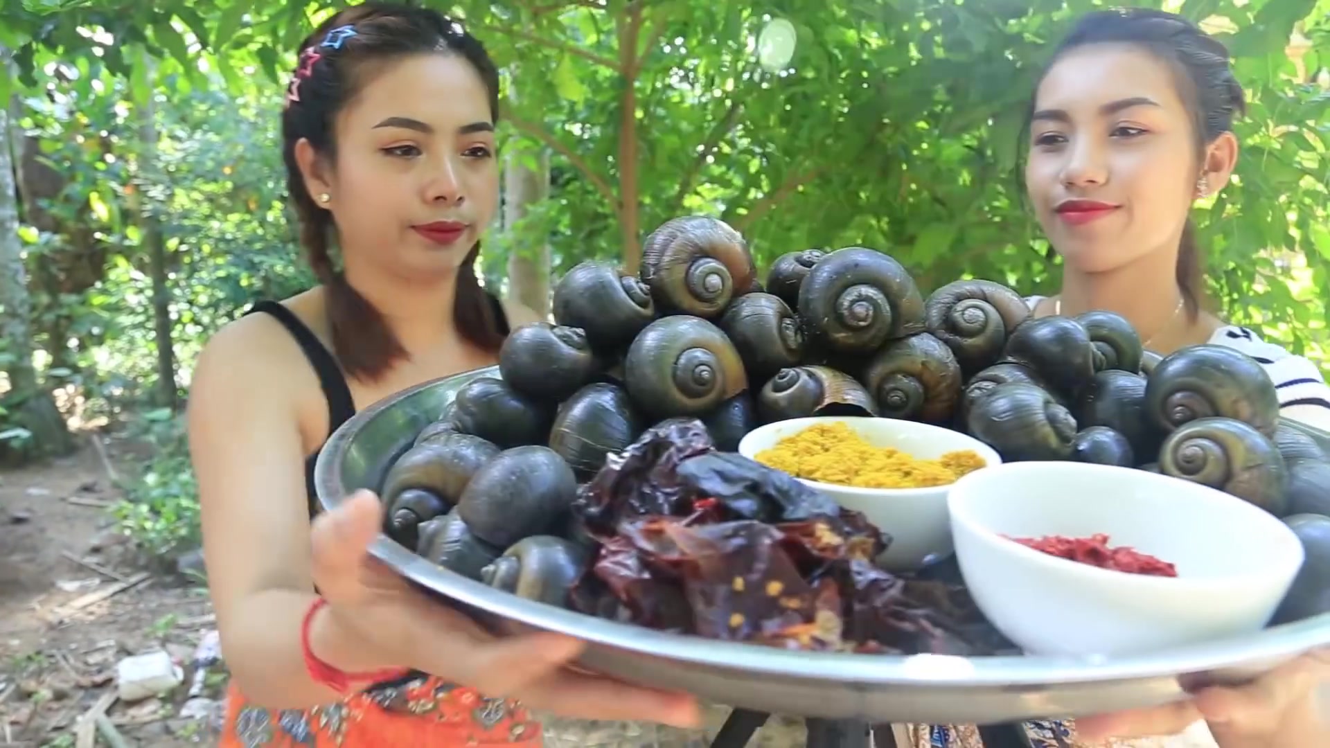 【柬埔寨小姐姐】教大家制作美味的福寿螺
