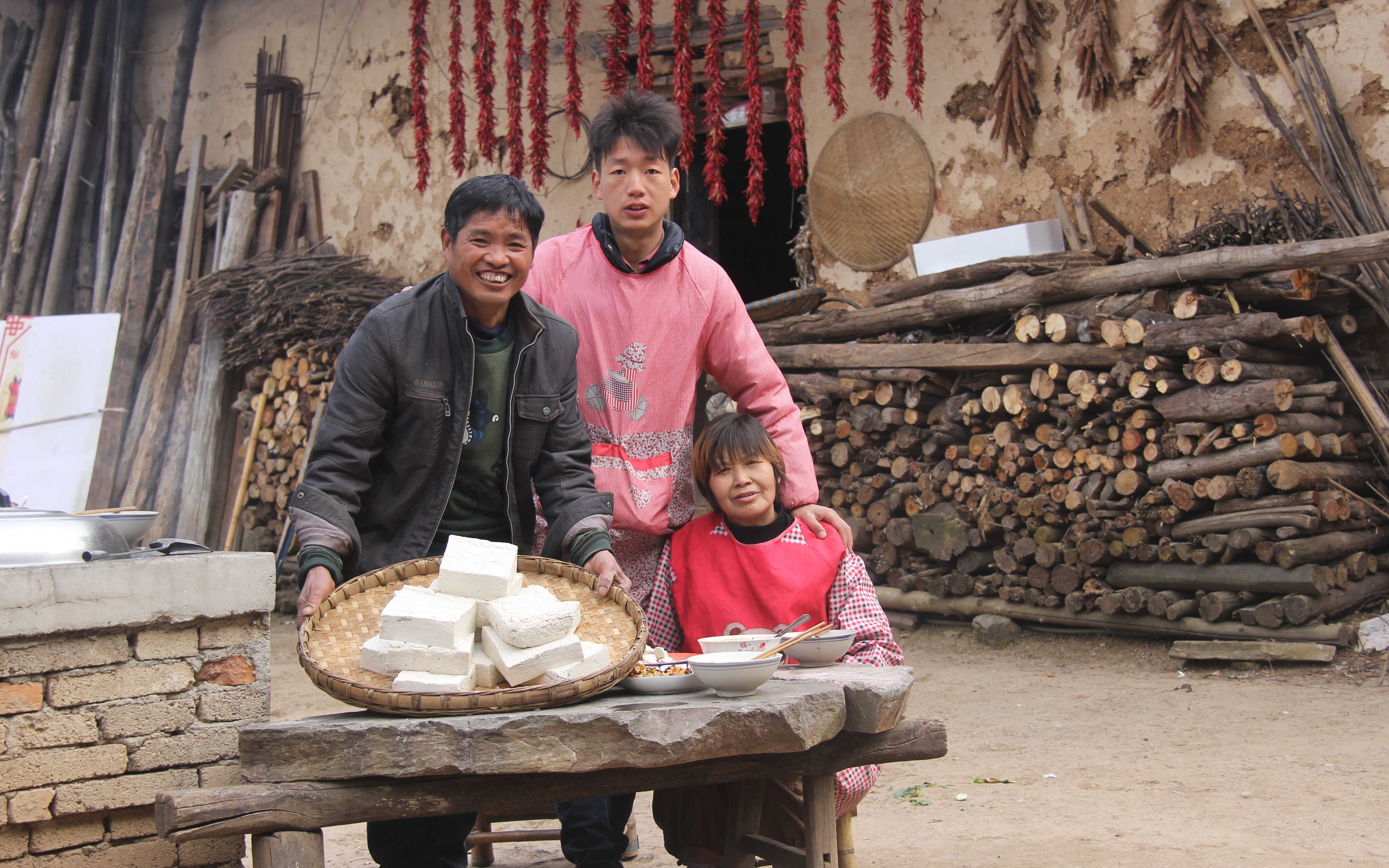农村最传统的石墨豆腐，承载着满满的回忆，你们是不是也这样磨过？