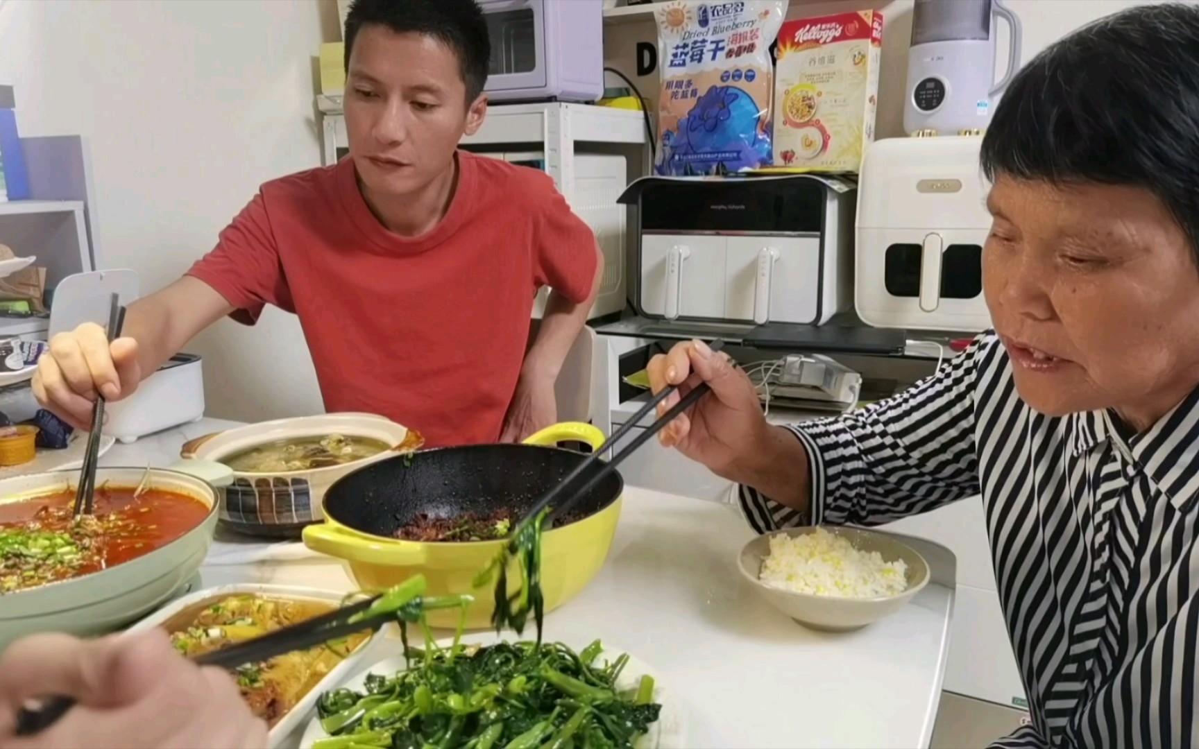 记录娘俩在重庆的小日常，妈妈和弟弟从老家过来了，下班赶紧回家做了四菜一汤