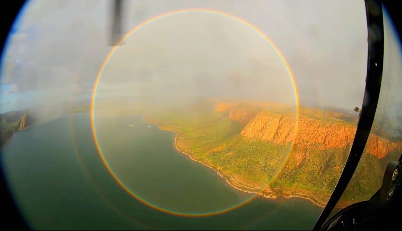 “这是什么神仙彩虹啊，像结界一样太神奇了～”