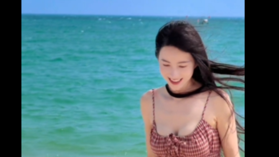 还记得爱情公寓的诺兰吗？刘萌萌海边度假路透视频