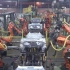 实拍机器人汽车焊接生产线，这工作效率太高了！