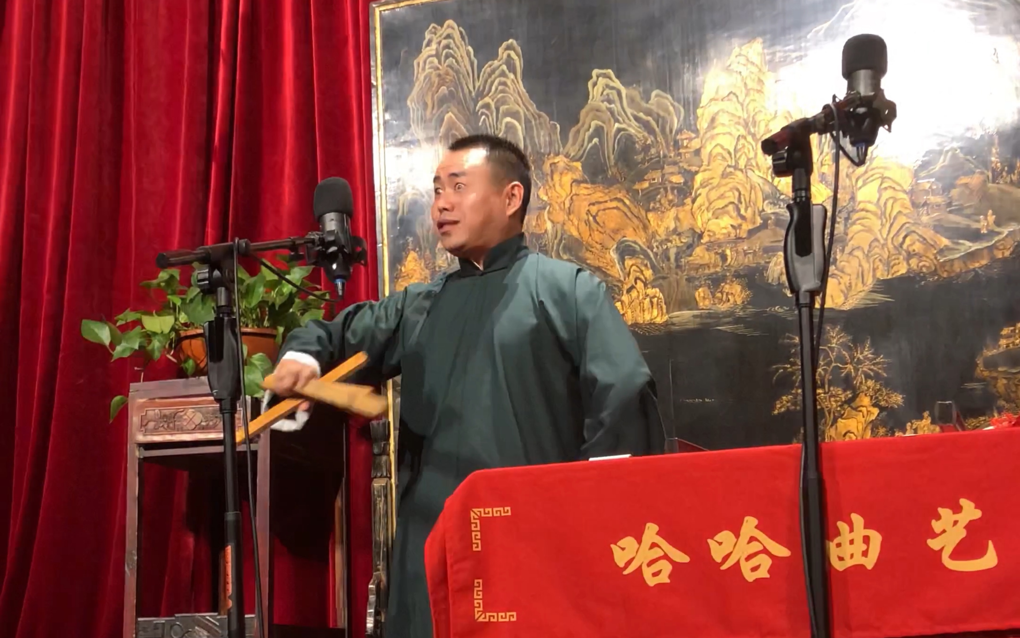 成都哈哈曲艺社向雪飞老师的金钱板。向老板的