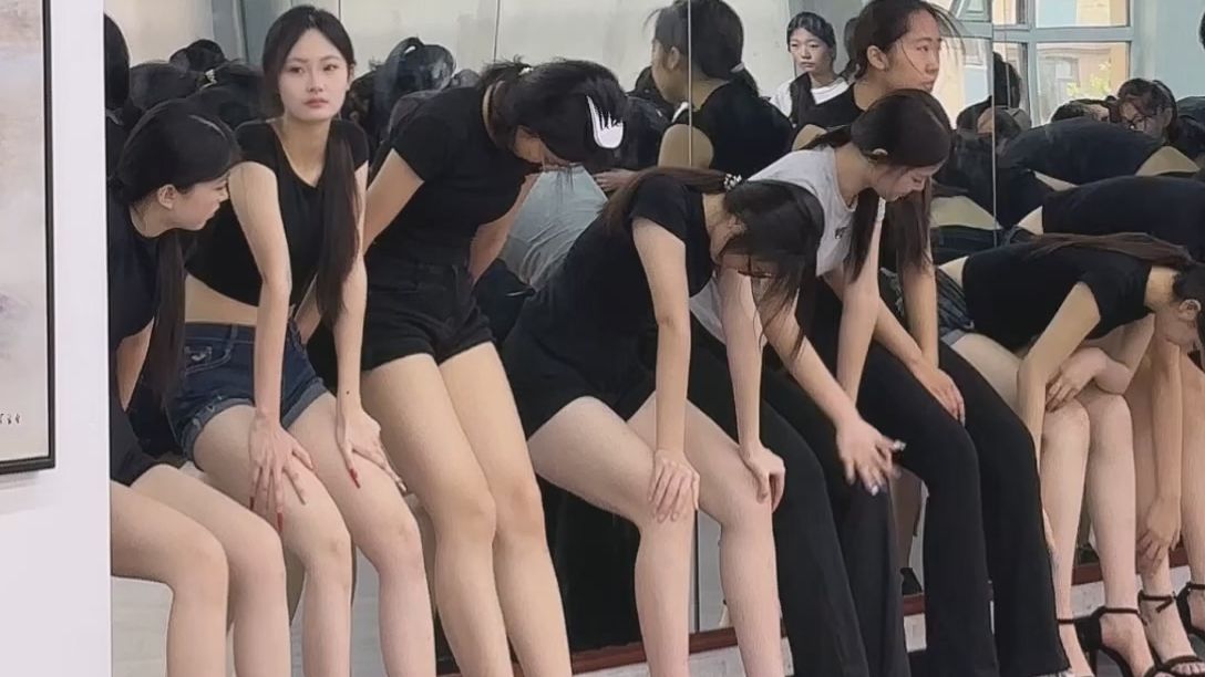 模特生日常训练 穿高跟鞋靠墙半蹲