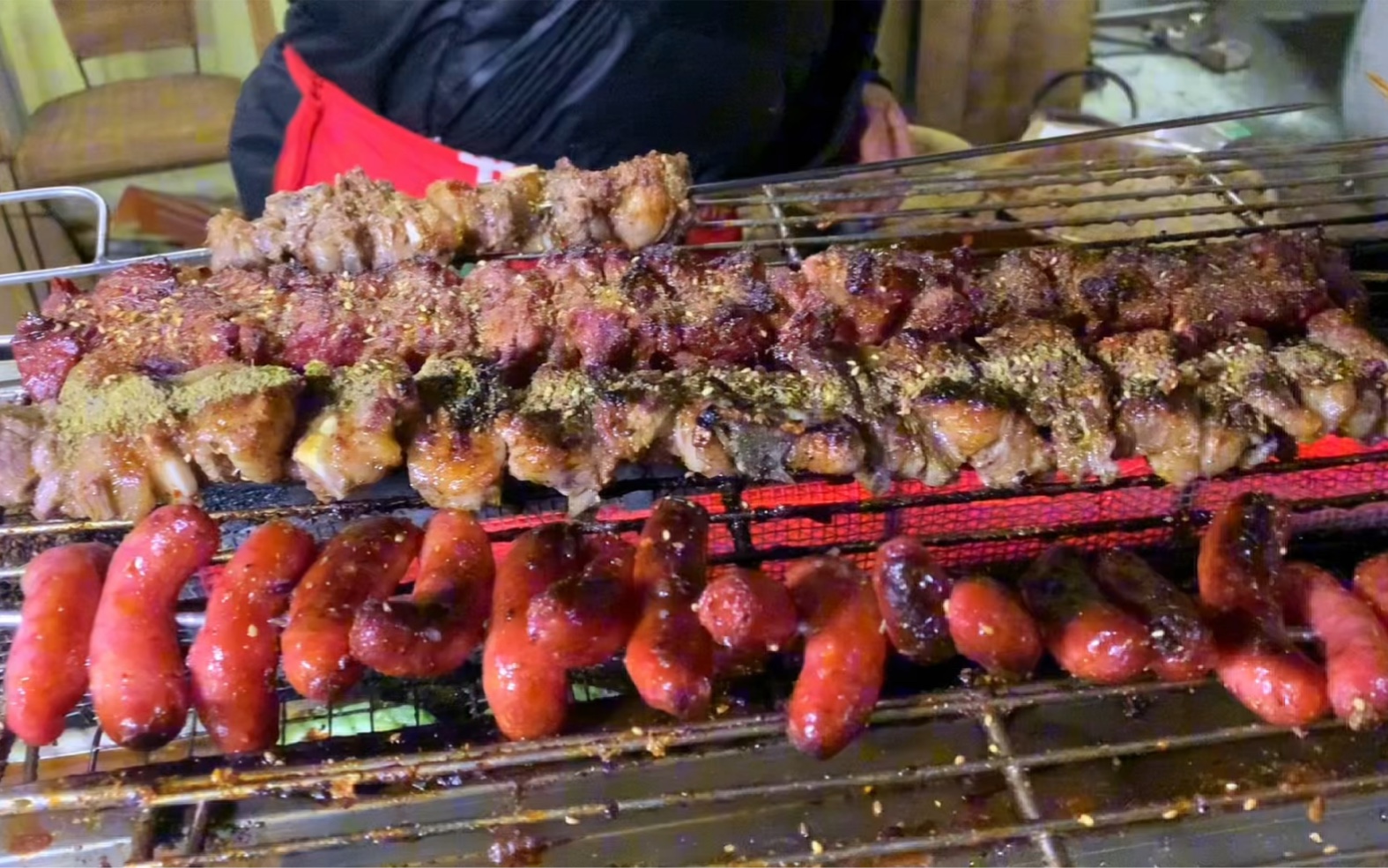 大串烤肉一串一斤，加上铁板炒河粉炒饭和串串香，6个人吃宵夜200块钱，饭后加餐吃红油米线包子