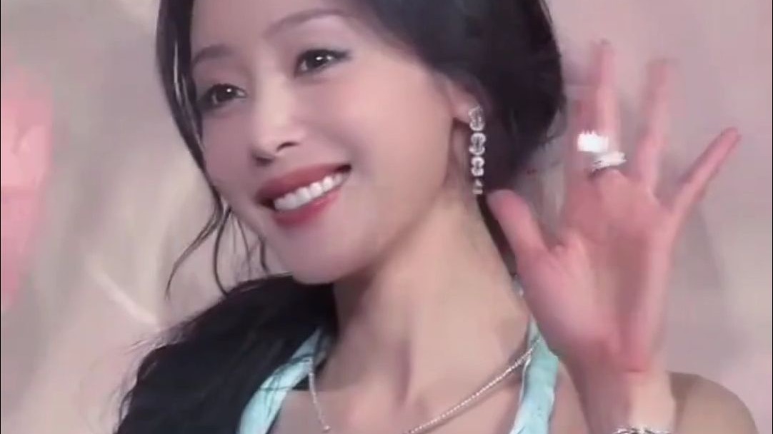 张天爱这眼神有钩子~