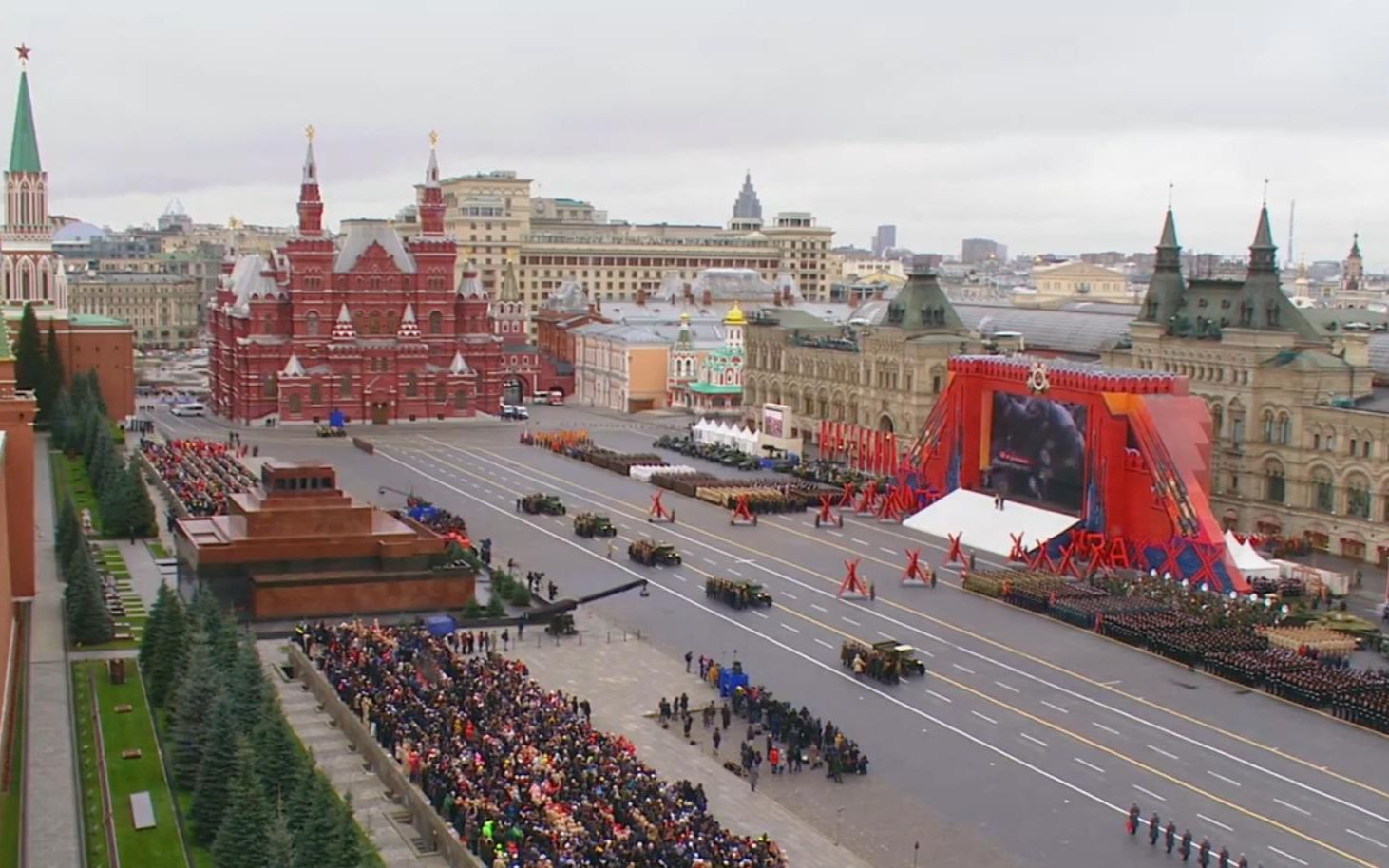 俄罗斯多地庆祝胜利日，红场今年取消了空中阅兵环节|俄罗斯莫斯科|红场|俄罗斯_新浪新闻