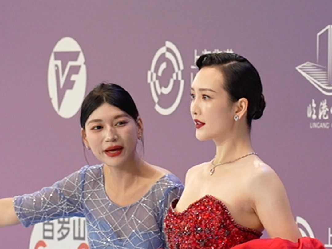 全情专注与红毯的#王鸥 ，红毯上闪耀的火玫瑰！