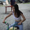 泰国明星吴清雅修一个破自行车