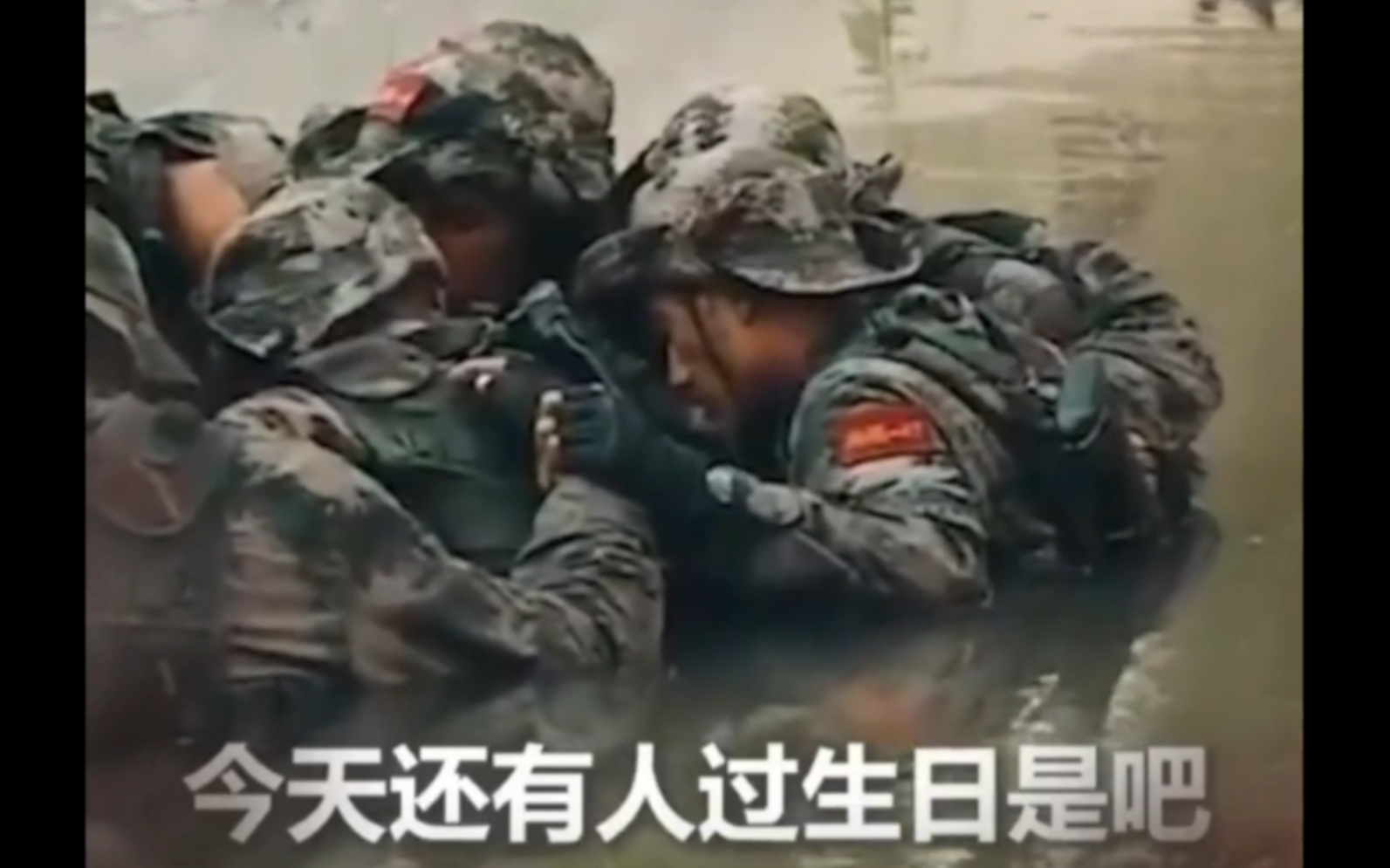 “短短几秒，央视记者就泪目了，这就是中国军人！”
