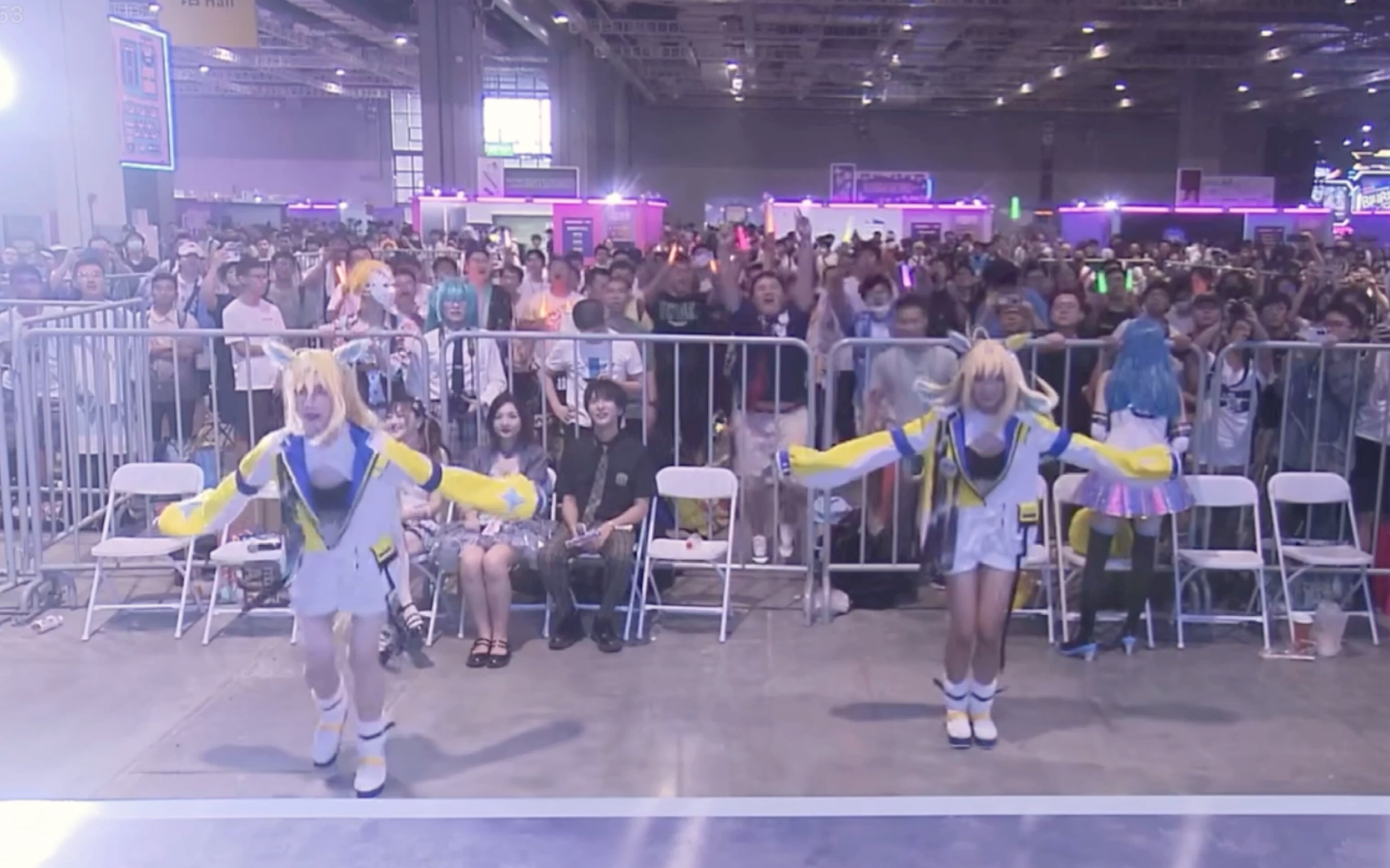 When the two Shinyu's were jumping on the bw free stage, Hermes in the back was jumping on the horse.