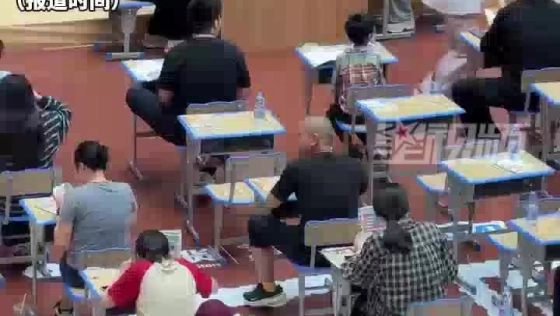 商场举办“偷吃”大赛，顾客模拟上课偷吃泡饭，冠军奖励金米一粒
