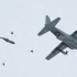 科技与军事：美国第40骑兵团第1中队的伞兵在阿拉斯加格里利堡的“北极边缘20”演习时从C-130上跳伞(1699)