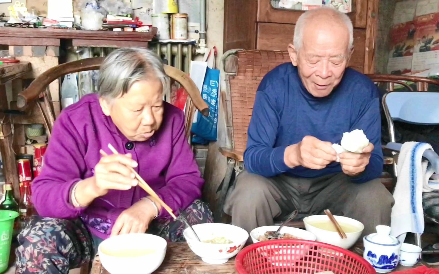农村80岁大爷夸大娘，大娘高兴整碗硬菜让大爷喝二两，看吃的啥饭