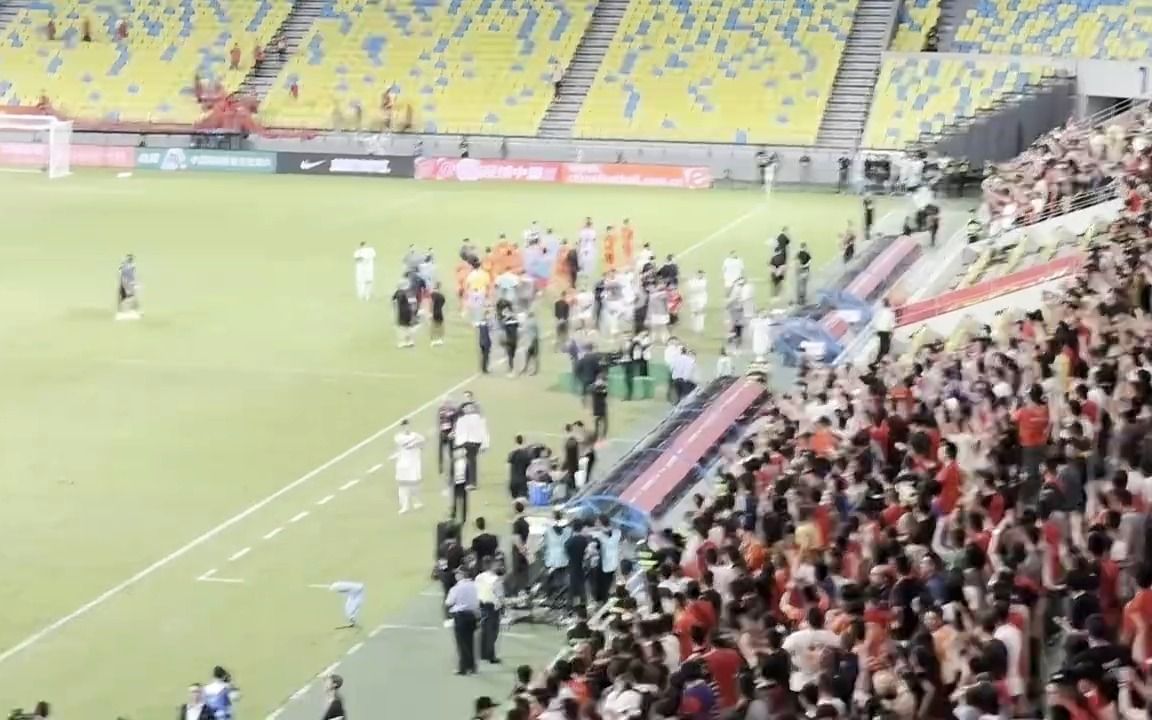 赛后全场球迷为叙利亚球员鼓掌&狂嘘中国队！
