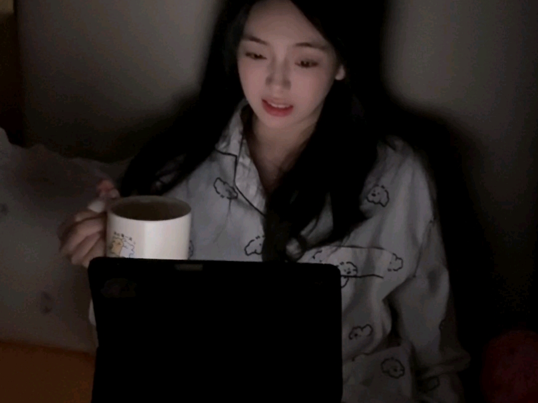 这告诉我们玩手机一定要开灯玩#小鸭子嘎嘎嘎 #熬夜 #抽象