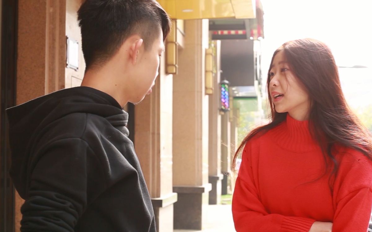 闽南语搞笑美女:视频为何流落街头,是爱?是恨?布娃娃美女日图片