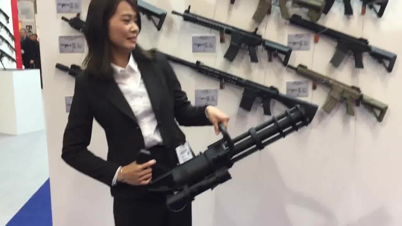 生存游戏装备-火神加特林bb枪(美女手持)