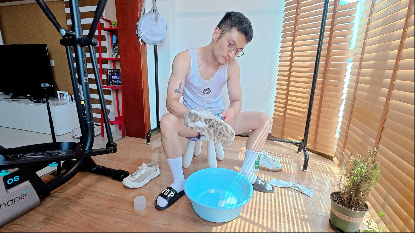 玩弄室友鞋的一天，两个男生在一起的4103天。