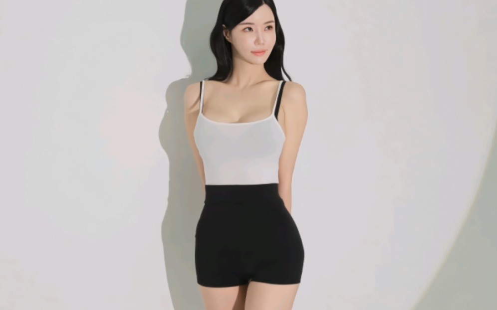 E-cup figure of the young lady photoshoot, tight top with hip-hugging bottoms