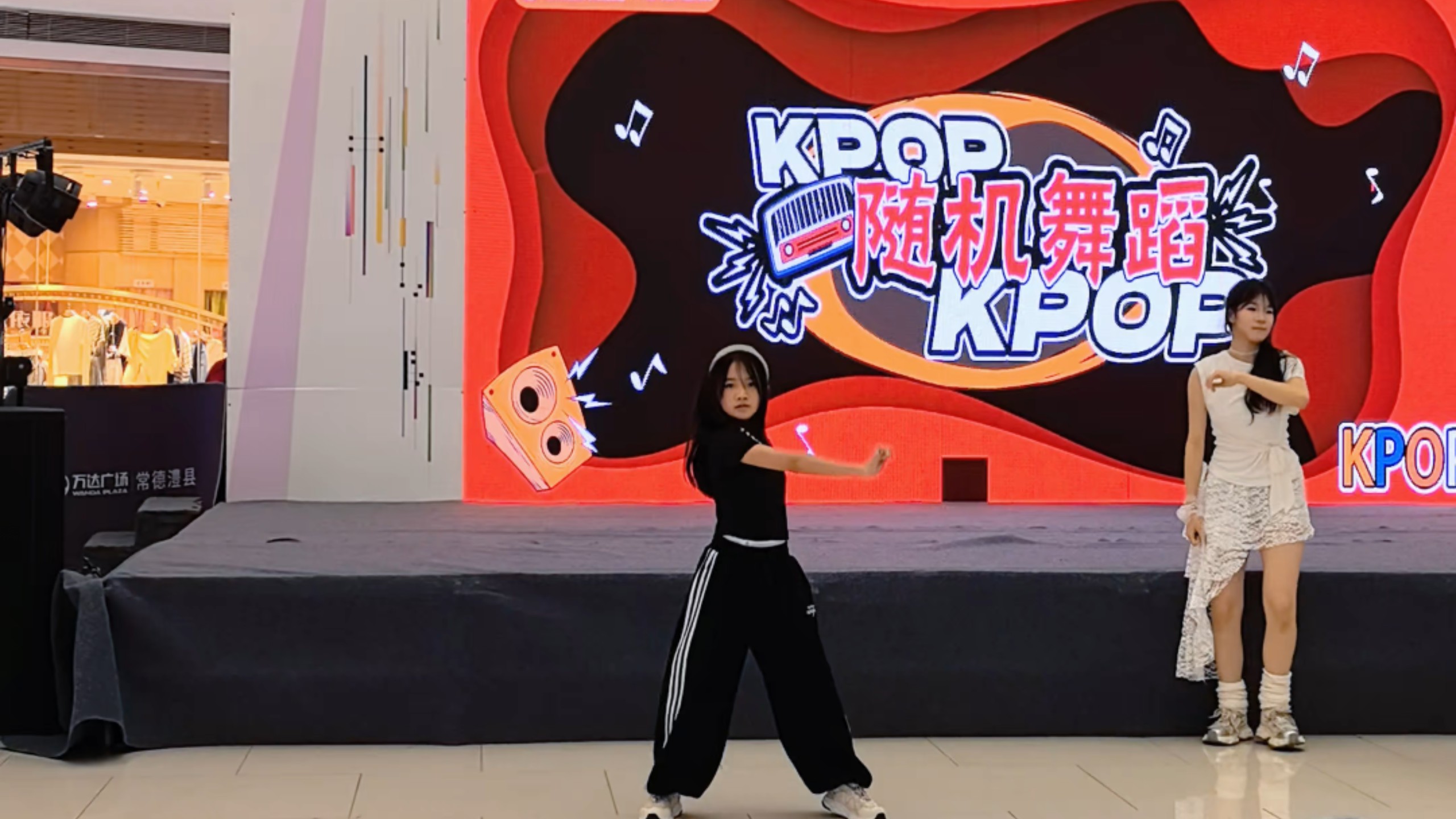 小学生随舞现场跳whiplash全曲