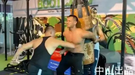 肌肉男抗击打训练