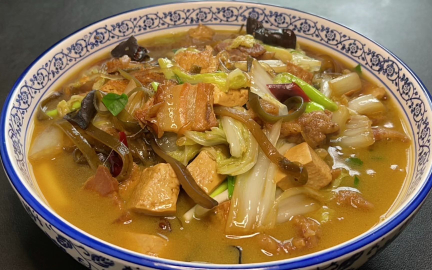 河南老式大锅菜，天冷就想来一锅热气腾腾的大烩菜，过年的味道