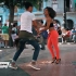 在古巴街头随处可见跳莎莎舞的