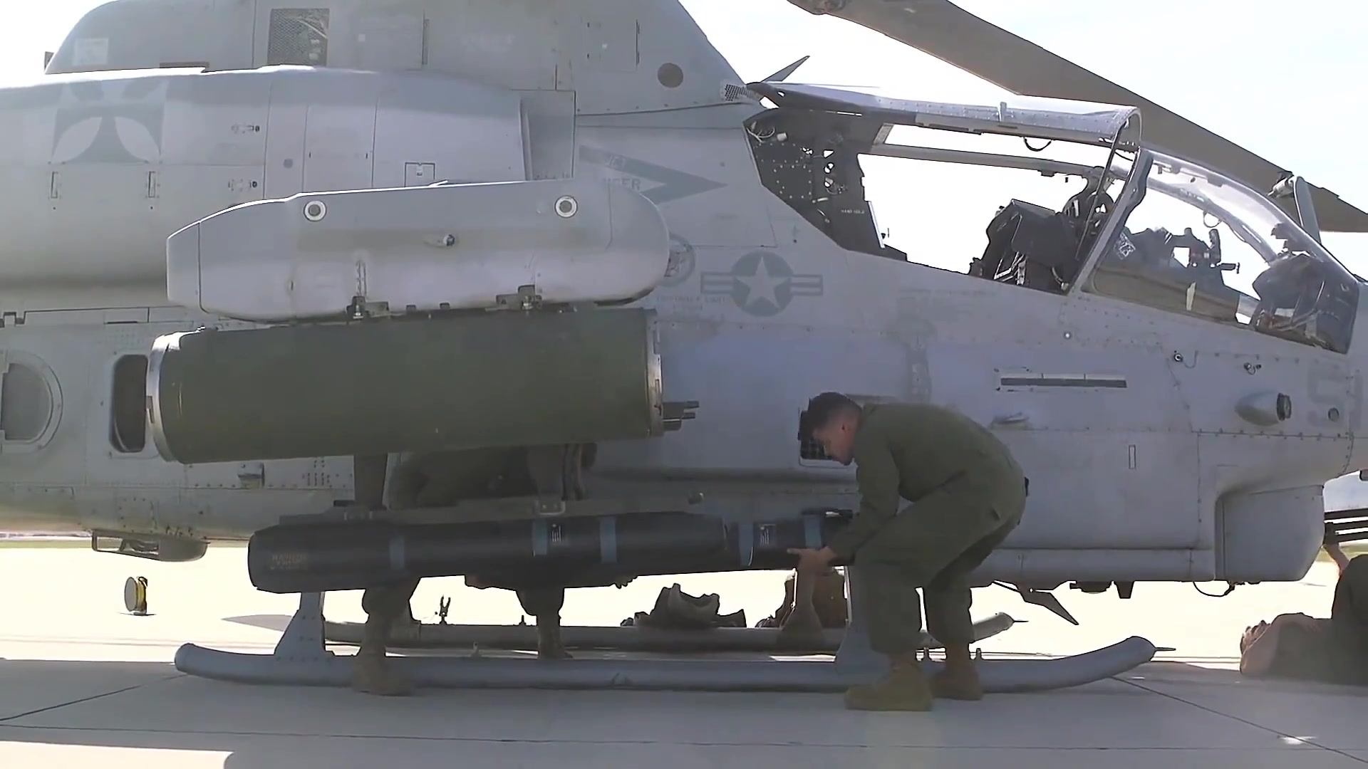实拍美军UH-1Y毒液直升机射击训练视频！
