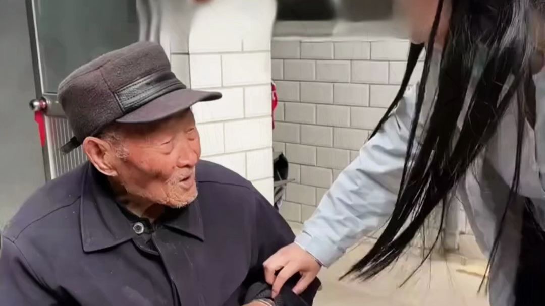 爷爷戴了一辈子的老梅花，藏着百岁教师纯粹的初心
