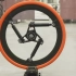 自行车车轮装了三个减震器，骑着比宝马还舒服，得多少钱？