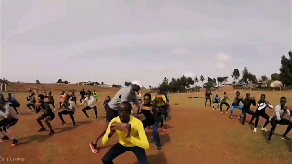 肯尼亚长跑力量训练法，一块板砖搞定。快来跟着一起练吧。