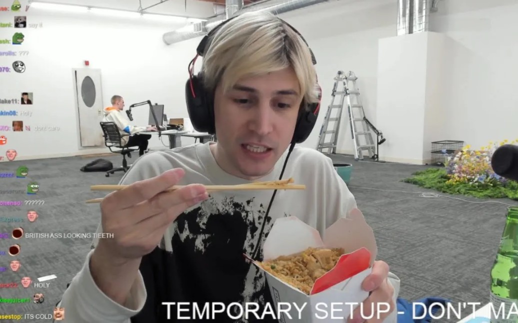 xQc：没人能用筷子吃饭