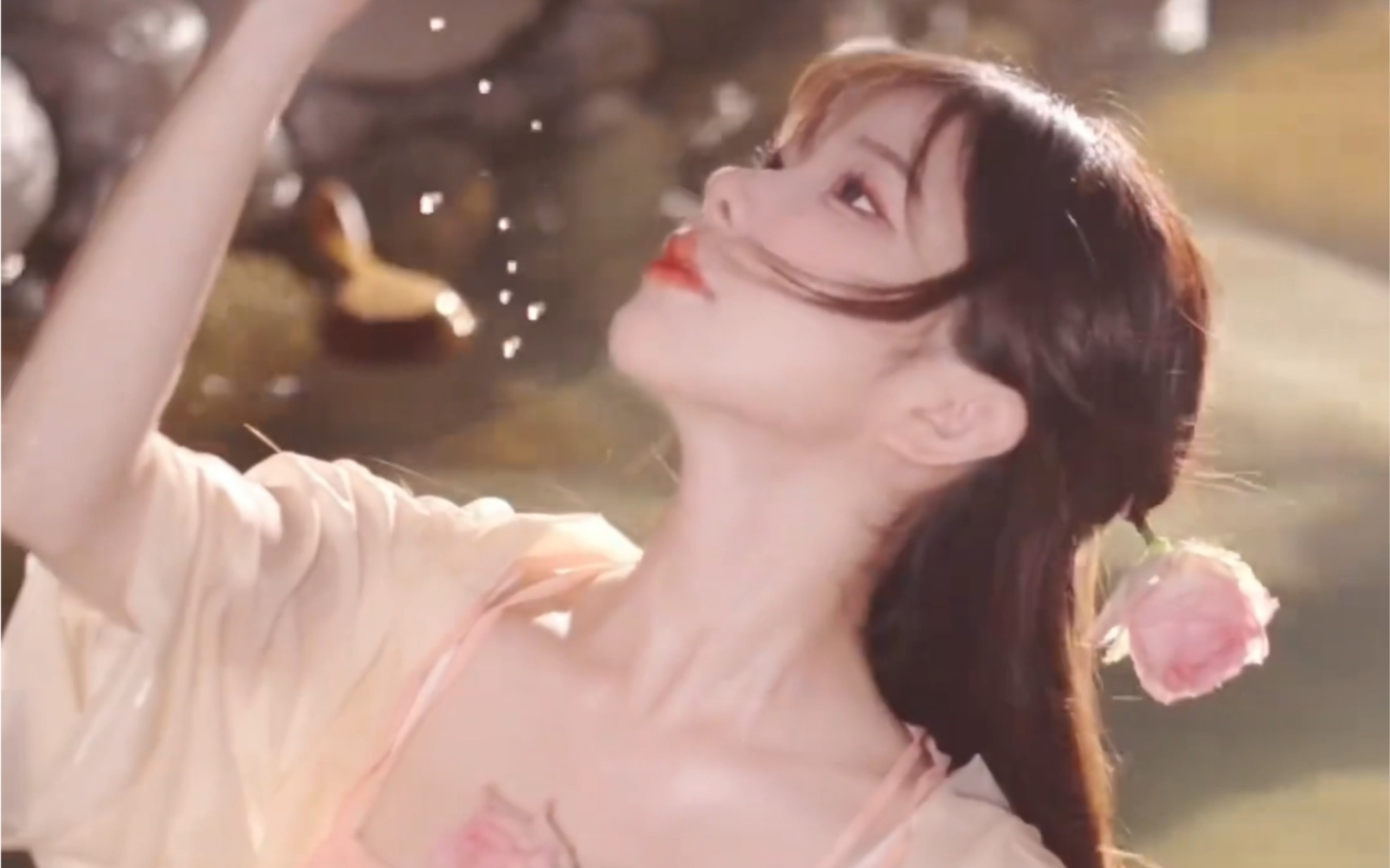 Xixi's body definitely belongs to the sexy ceiling series and the hot springs series is so nice!