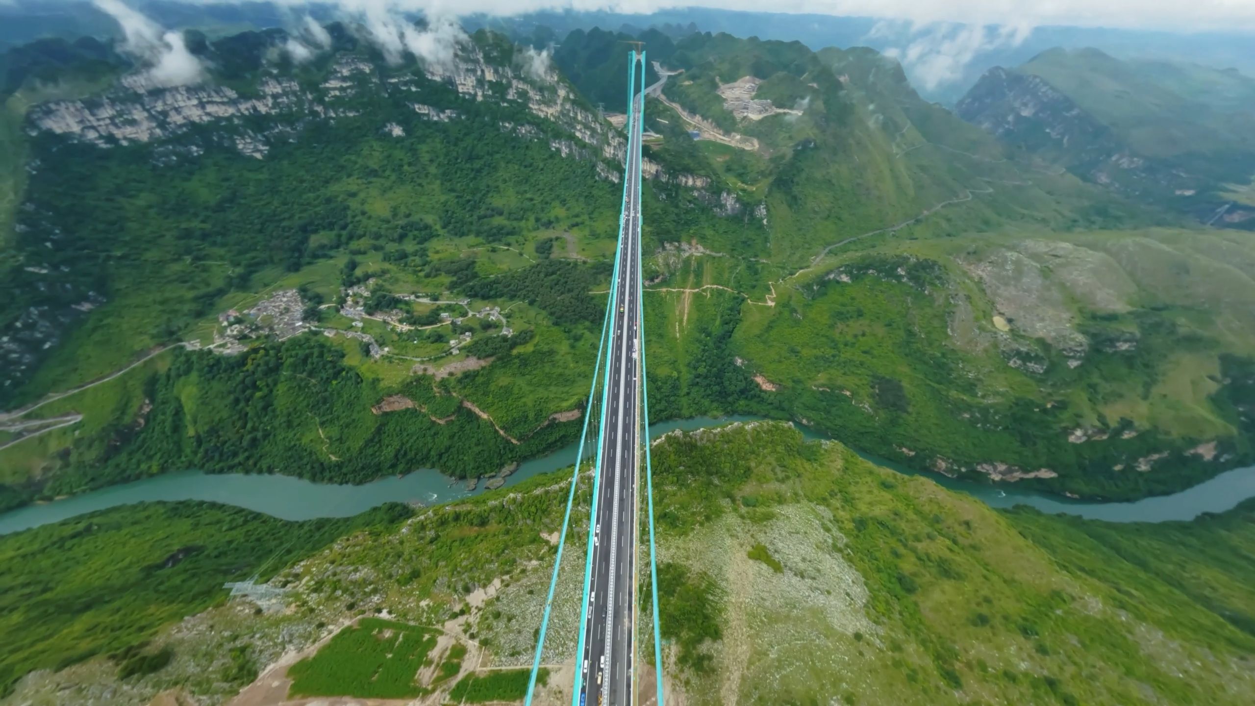 世界第一高桥花江峡谷大桥顺利完成96车静载试验