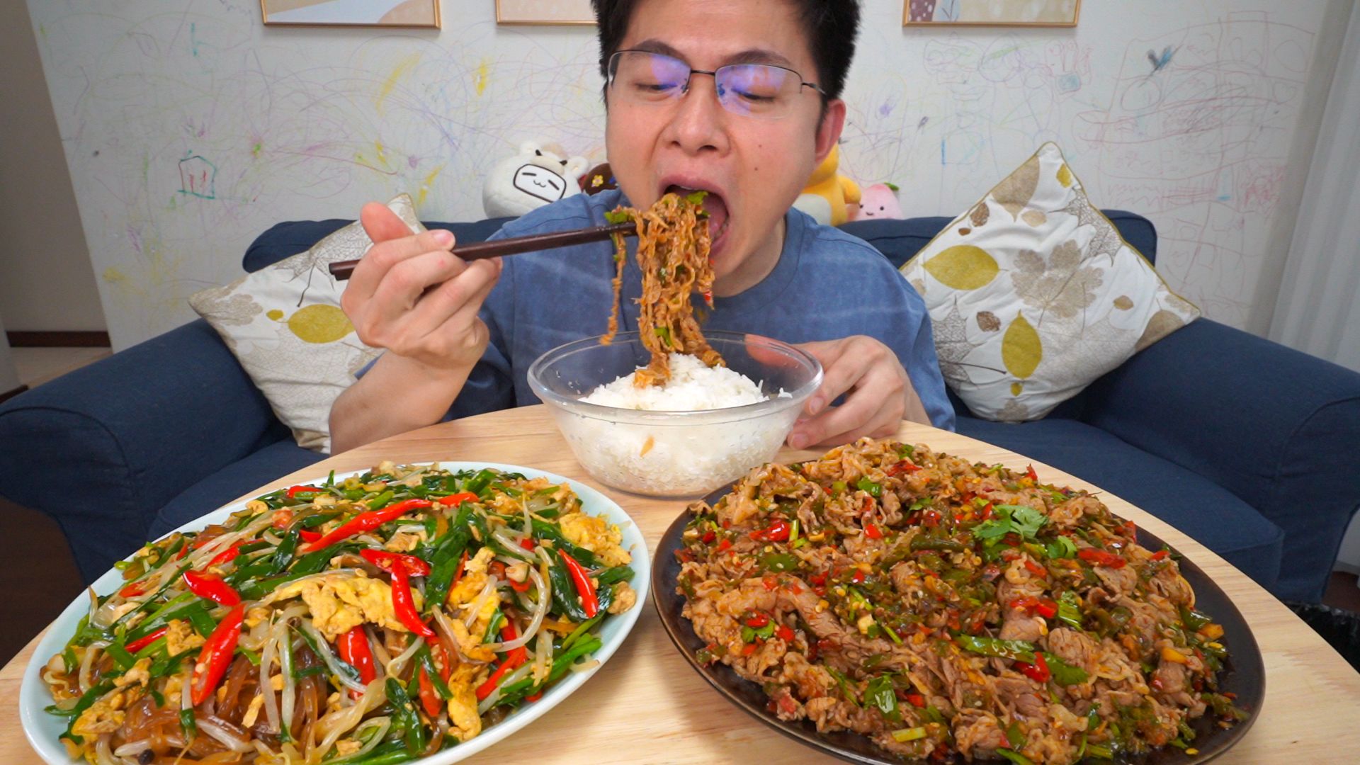 小伙研究了个新菜，烧椒拌肥牛，巨香还不腻，大口吃超爽