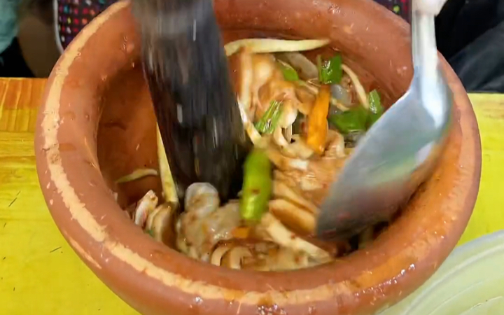 泰国美食：机器人夜市里面的不知明水果凉拌虾