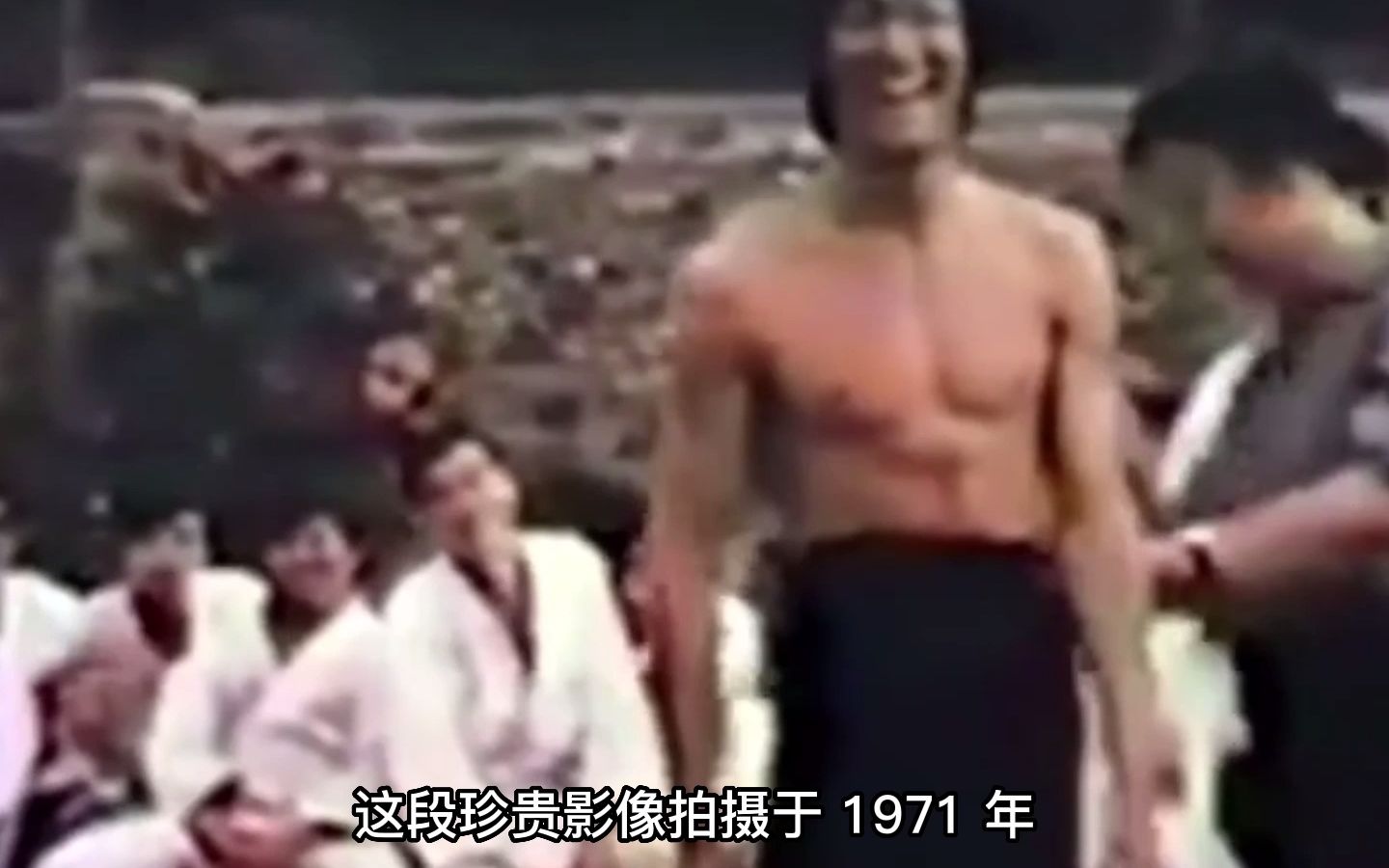 1971年李小龙片场切磋，一招打服刘易斯，不愧是功夫之王！