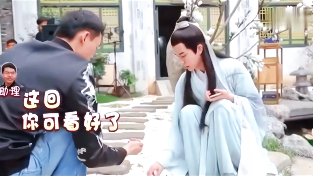 于朦胧以前这个助理对他很好 在他无聊的时候还会陪他玩 以前的他很快乐就像小孩纸一样