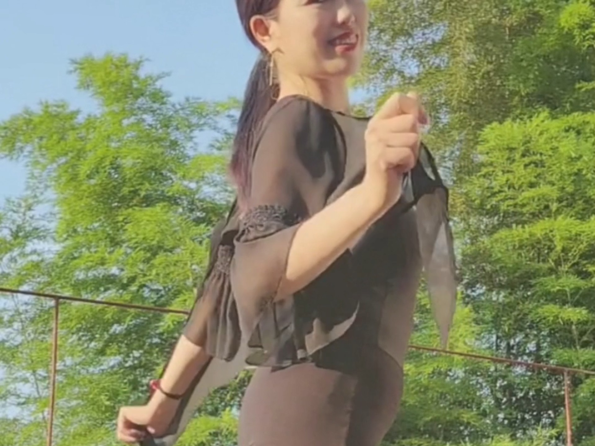 天气好，40岁阿姨户外舞蹈