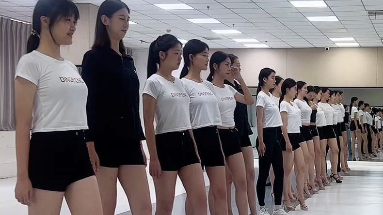 模特学生日常训练 高跟鞋 台步 站姿 形体 上来先"罚站"