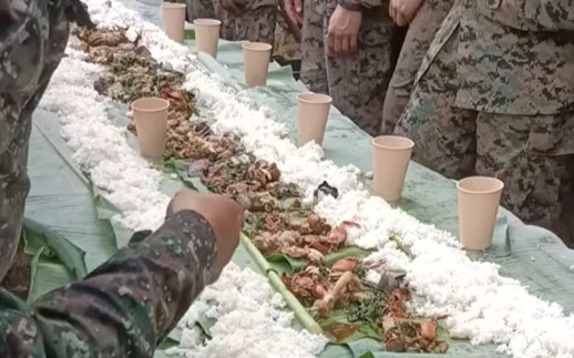美军在与菲律宾军队联合演习期间，品尝菲律宾特色的午餐。