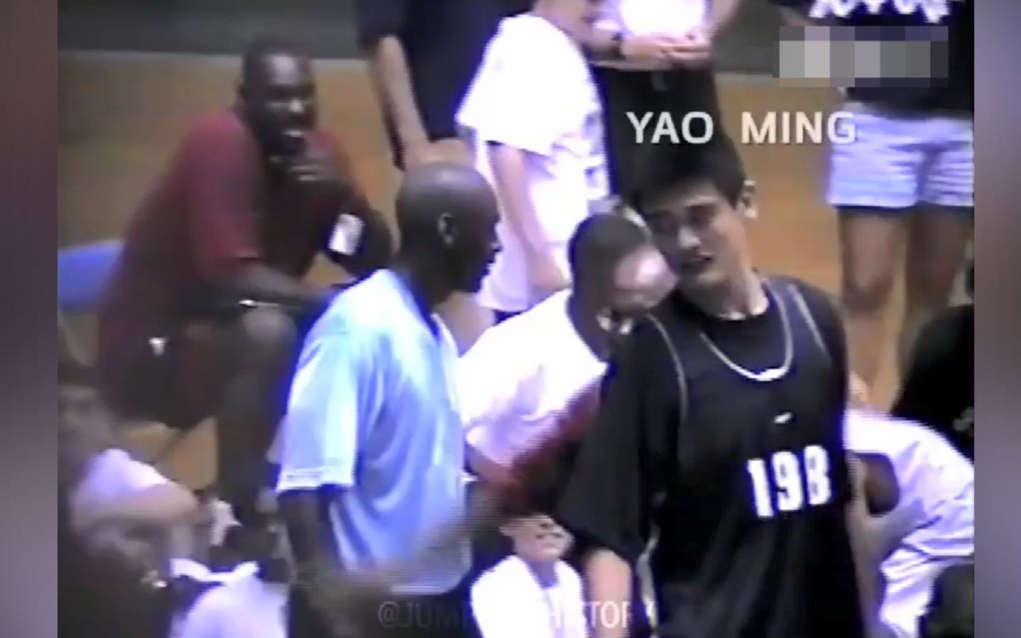 珍贵视频！17岁姚明和乔丹组队 钉板大帽虐暴野球场
