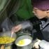 骑行西藏普通的一天，公路边露营做咖喱鸡块吃，干净又卫生
