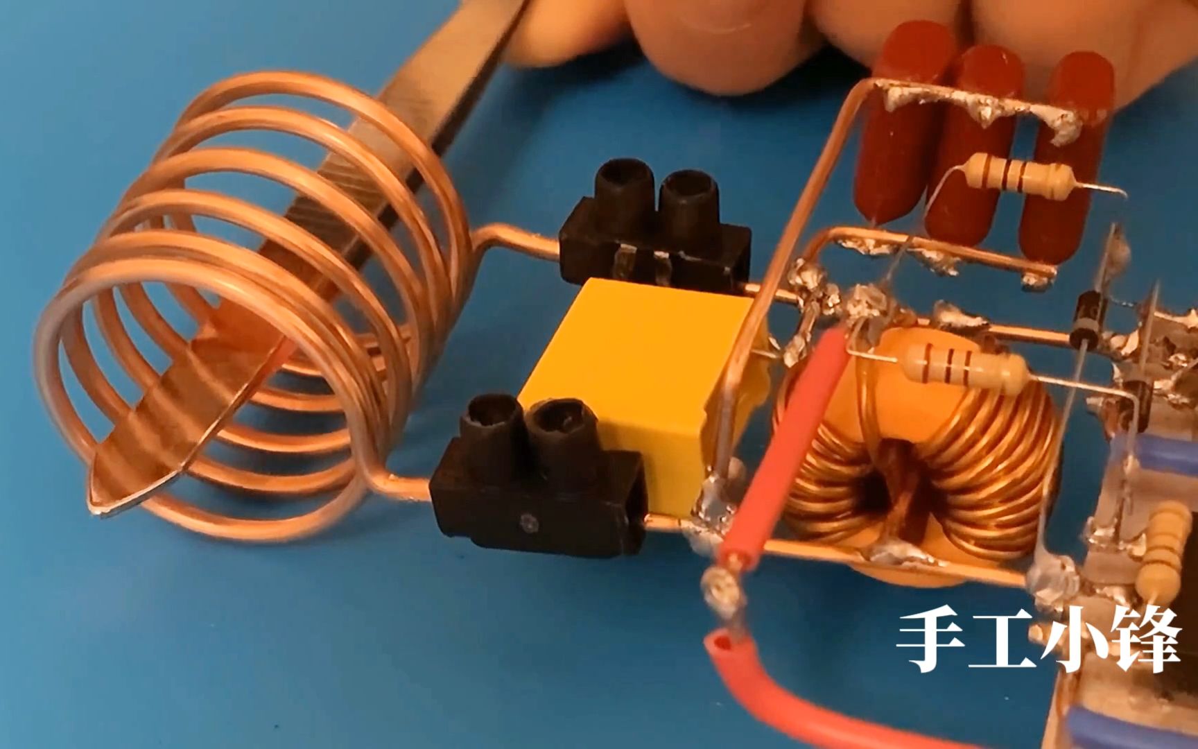 教你DIY一个ZVS电磁加热器，加热金属几秒就能烧红