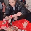 新娘被婚闹男子强吻 农村婚礼婚闹很过分！# 婚闹 # 婚礼现场
